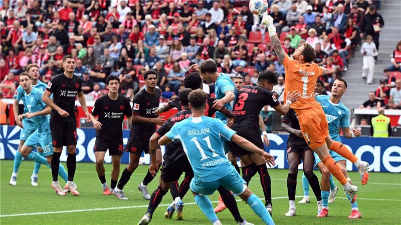 Bundesliga-Debüt von ten Hag für Leverkusen missglückt Torwart Mark Flekken war in der ersten Halbzeit mehrfach gefragt.