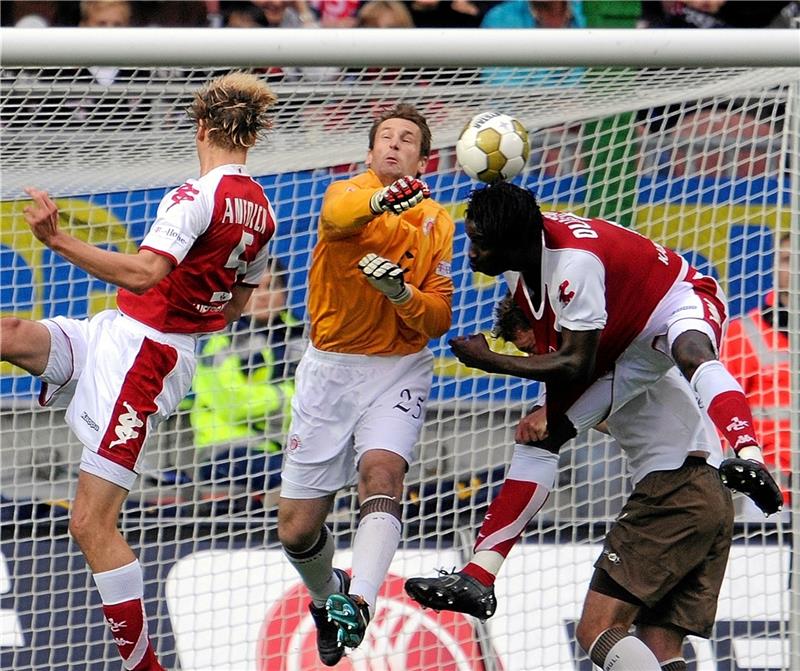 Torwart Mathias Hain (Mitte) im September 2008 im Spiel des 1. FC Kaiserslautern gegen den FC St. Pauli. Der ehemalige Schladener setzt sich hier gegen Moussa Ouattara (re.) und Martin Amedick (li.) durch.  Foto: Roland Wittek/dpa