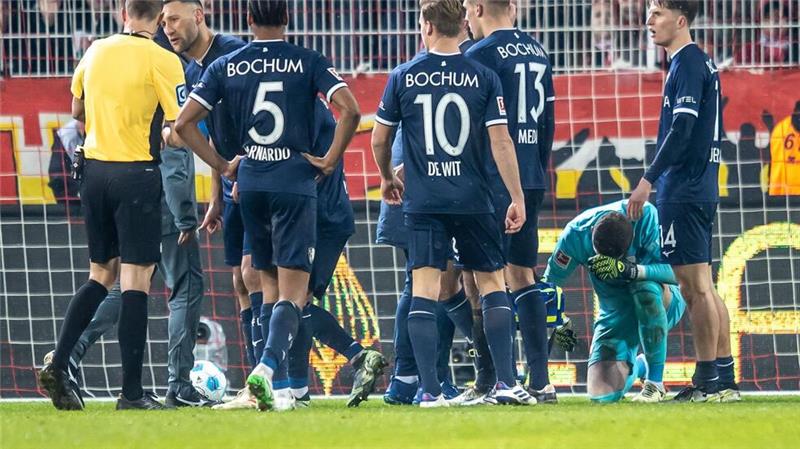 Eklat um Feuerzeug-Wurf in Berlin: So geht es weiter Torwart Patrick Drewes wurde lange behandelt.