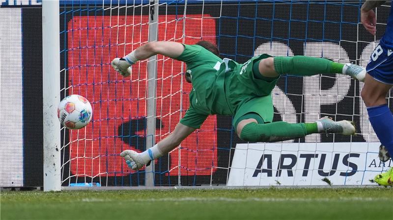 Torwart Robin Himmelmann erlebte ein bitteres Debüt für den Karlsruher SC.