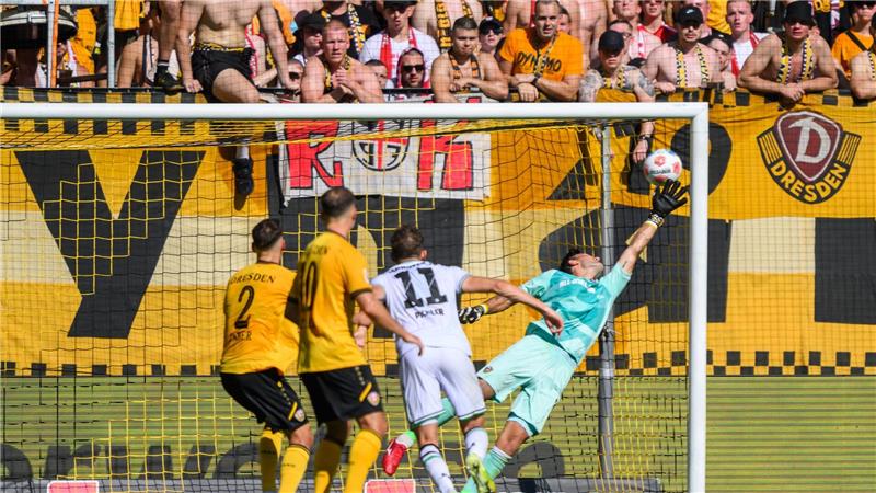 Hannover nutzt Überzahl nicht: Nur 2:2 bei Dynamo Dresden Torwart Tim Schreiber (Dynamo Dresden, r) kann das Tor zum 2:2 nicht verhindern.