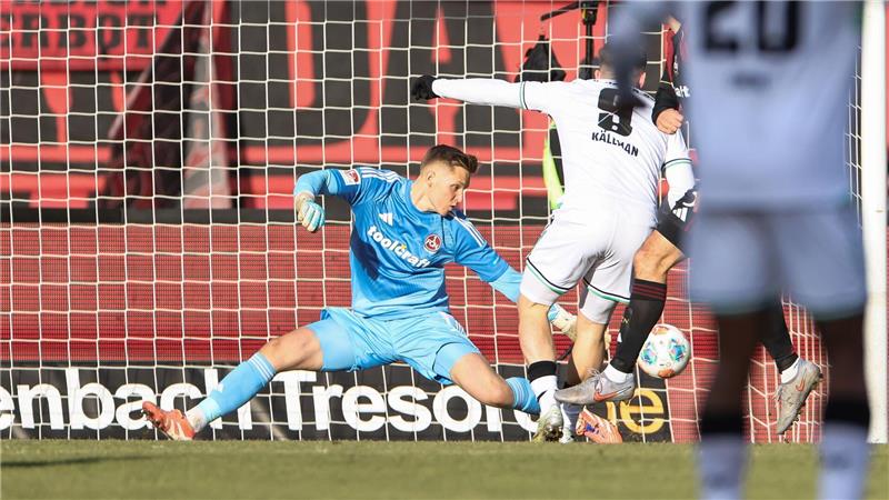 Torwart im Fokus: Jan Reichert hält einen Schuss von Hannovers Stürmer Benjamin Källman.