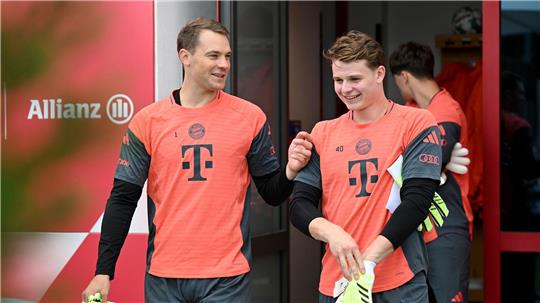 Torwartwechsel bei Bayern: Jonas Urbig (r) ersetzt in Gladbach Manuel Neuer (l) im Tor. 