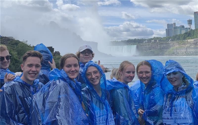 Tosende Wassermassen an den Niagarafällen: Beim Austausch mit Shaker Heights in den USA sind Abenteuerausflüge inbegriffen. Aber auch der Austausch mit Kalocsa in Ungarn bereitet Freude (kleines Bild).  Fotos: RG