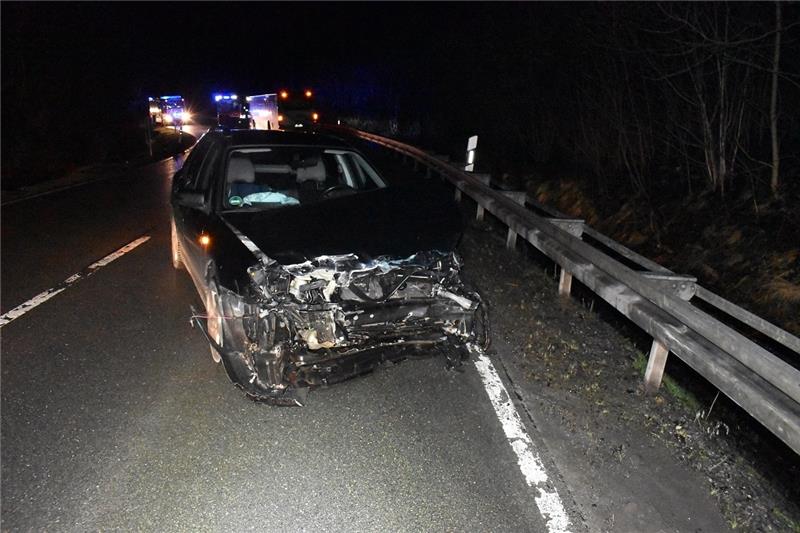 10.000 Euro Schaden: Subaru kollidiert in Kurve mit Linienbus Totalschaden: Die Front des Subaru wurde beim Unfall zerstört. Foto: Polizei