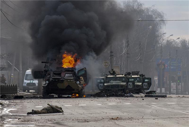 Tote und Verletzte: Bei schweren Gefechten zwischen der russischen und der ukrainischen Armee in Charkiw in der Ostukraine gerät eingepanzerter Personentransporter in Brand. Foto: Sergey Bobok/afp
