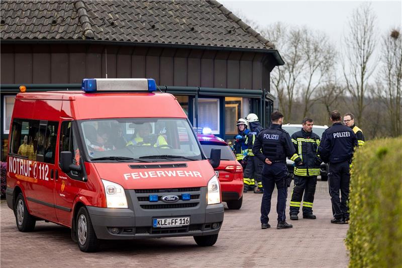 Tote und Verletzte bei einem Brand in einem Seniorenheim: Polizei und Feuerwehr im Einsatz in Bedburg-Hau.