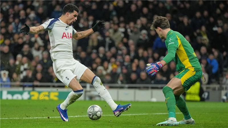 Tottenhams Dominic Solanke erzielte das 2:0 für die Spurs per Stolpertor.