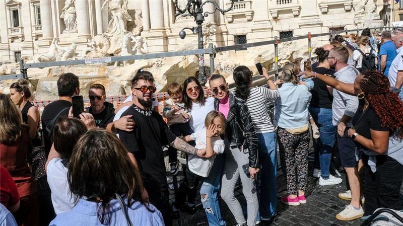 Touristen am Trevi-Brunnen - Massentourismus ist ein großes Problem in Italien. (Archivbild)