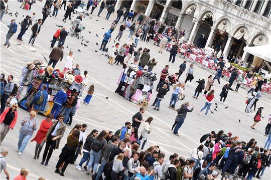 Touristen auf dem den Markusplatz in Venedig.