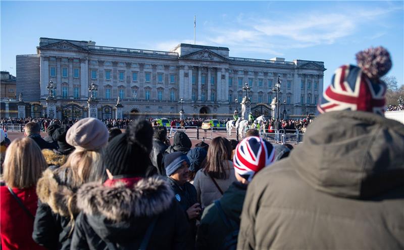 Hohe Hürden für Schulfahrten seit Brexit Touristen beobachten die Wachablösung vor dem Buckingham-Palast. Einer Umfrage zufolge sind 2022 bis Ende des Sommers 83 Prozent weniger Schülerinnen und Schüler aus Europa nach Großbritannien gereist als noch 2019.