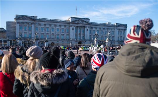 Touristen beobachten die Wachablösung vor dem Buckingham-Palast. Einer Umfrage zufolge sind 2022 bis Ende des Sommers 83 Prozent weniger Schülerinnen und Schüler aus Europa nach Großbritannien gereist als noch 2019.