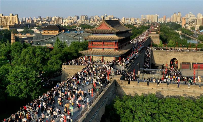 Chinas Tourismus rechnet nach Krisenjahren mit Aufschwung Touristen besuchen die malerische antike Stadtmauer von Xi'an.