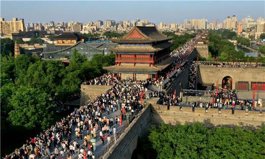 Touristen besuchen die malerische antike Stadtmauer von Xi'an.