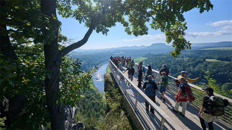 Touristen genießen den Blick von der Bastei