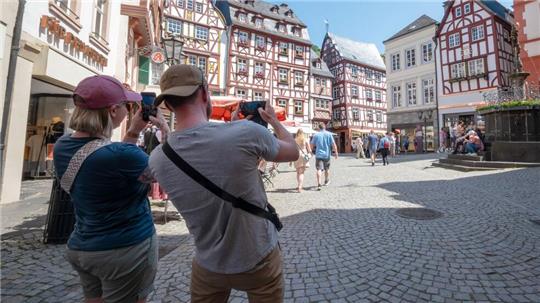 Touristen im Fachwerk-Städtchen Bernkastel-Kues. Die Lust aufs Reisen ist ungebrochen. (Archivbild)