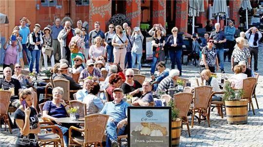 Touristen in Goslar: Orte wie der Marktplatz sind immer gut besucht, wie dieses Foto aus einem früheren Jahr zeigt. Doch die Tourismusbranche leidet aktuell unter veränderten Rahmenbedingungen. So gibt es nach der Corona-Pandemie wieder mehr Menschen, die im Sommer ins Ausland reisen.