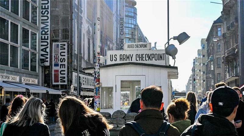 Ist Berlin out? Deutsche Hauptstadt kein Trendziel mehr Touristen sind am Kontrollhaus am Checkpoint Charlie vor dem „Mauermuseum - Museum Haus am Checkpoint Charlie“ zu sehen. (Archivbild)