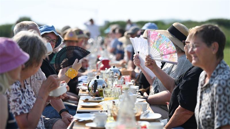 Volle Frühstückstafeln an Nordseedeichen Touristen und Einheimische frühstücken gemeinsam am Deich.