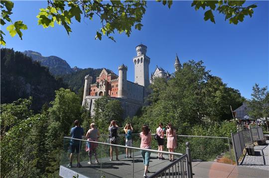 Touristen vor dem Schloss Neuschwanstein.