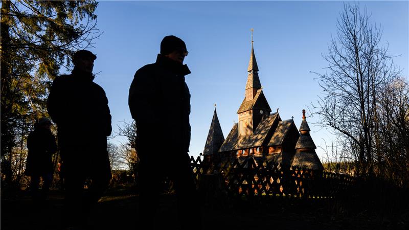 Tourismusverein will am 31. März über neue Führungsspitze entscheiden Touristen wandern vor der Stabkirche in Goslar-Hahnenklee im Harz. Am 31. März stehen beim Hahnenkleer Tourismusverein Wahlen an.