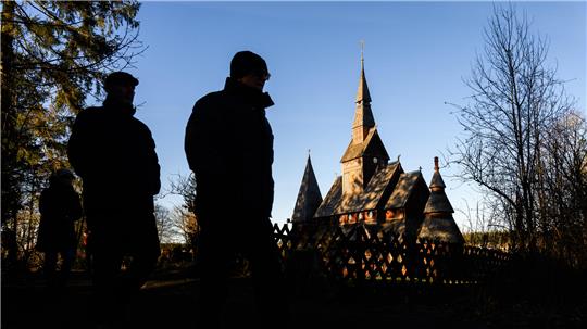 Touristen wandern vor der Stabkirche in Goslar-Hahnenklee im Harz. Am 31. März stehen beim Hahnenkleer Tourismusverein Wahlen an.