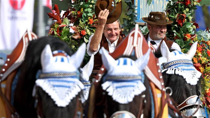 Trachten- und Schützenzug zieht durch Münchens Innenstadt