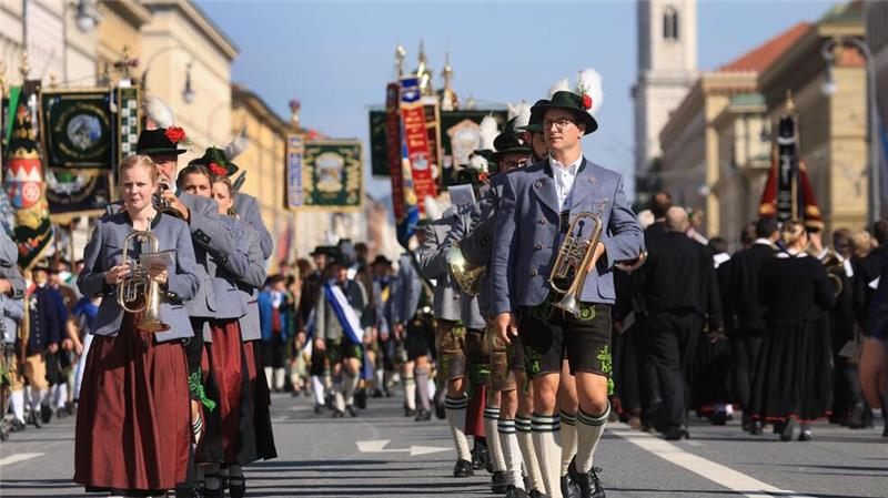 Trachtler ziehen zur Wiesn.