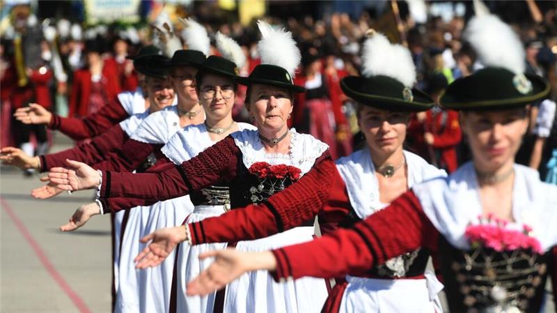 Söder lobt in Lederhose: Wiesn „einfach besser“ als Berlin Trachtlerinnen ziehen auf die Theresienwiese.