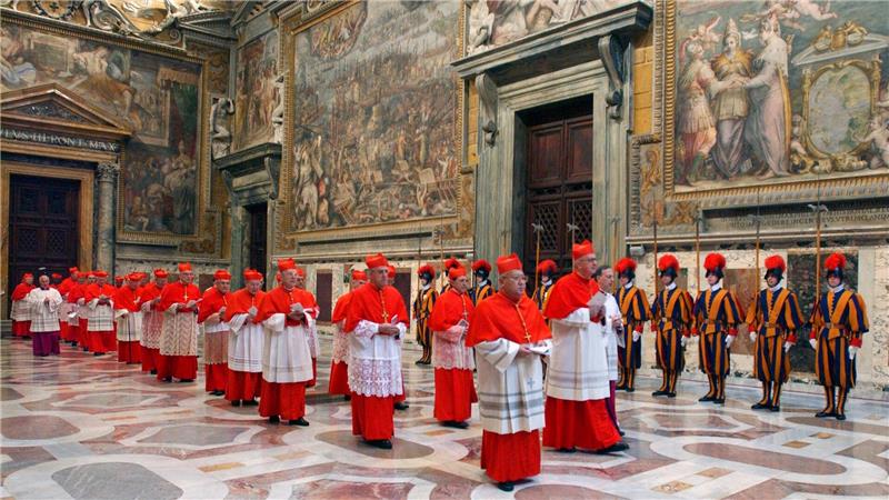 Geschlossene Gesellschaft: Wie läuft die Papstwahl ab? Tradition: Auf dem Weg zum Konklave im Jahr 2005. (Archivbild)