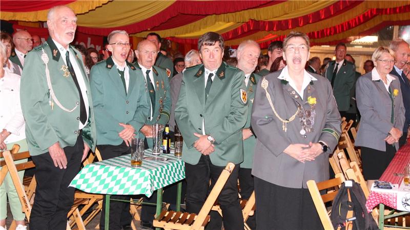 Traditionell: Ein dreifaches Horrido auf die neuen Majestäten.