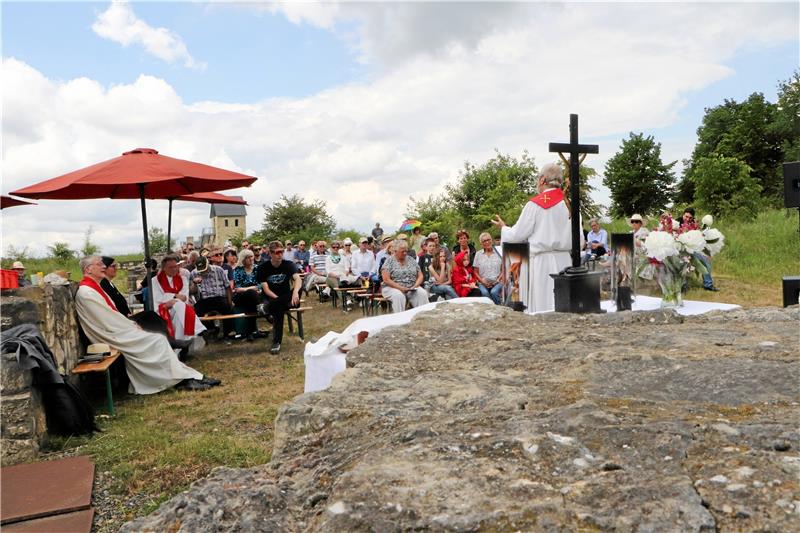 Pfingstfest 2024: Pilgern, Party und eine Premiere im Nordharz Traditionell gehören zum Pfingstfest Gottesdienste unter freiem Himmel – so wie hier in den Mauerresten der Pfalzkapelle auf der Werla. Foto: Gereke