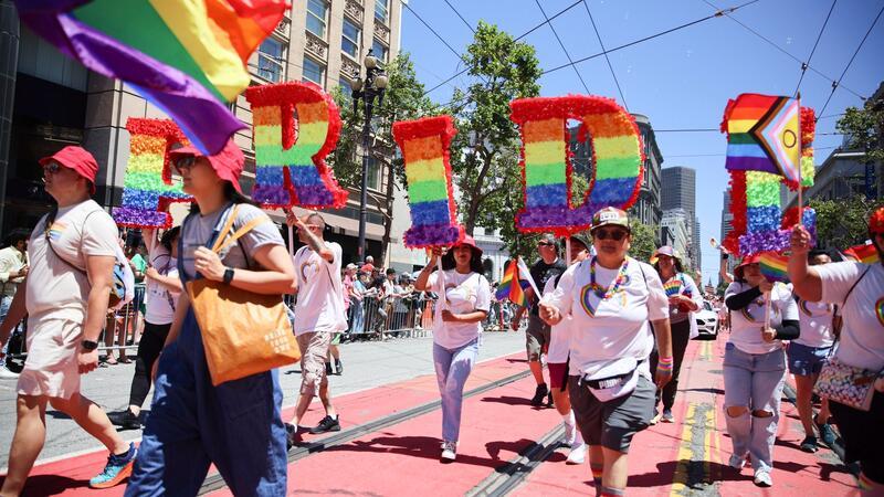 Traditionell in den Farben der Regenbogen-Flagge werden in San Francisco die „Pride“-Buchstaben durch die Stadt getragen.