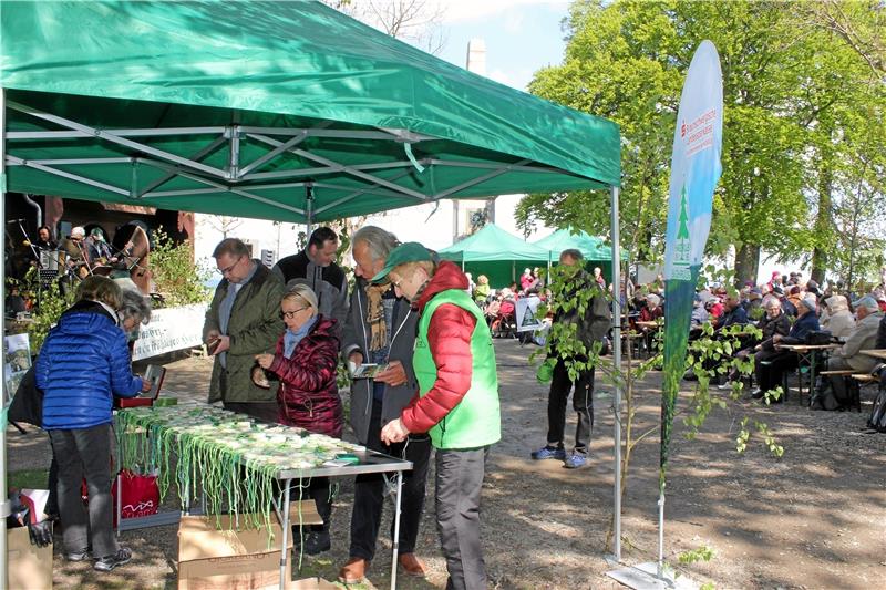Brauchtum bekommt ein neues Ambiente Traditionell verkauft der Harzklub seine Birkenholzplaketten am grünen Band als Erinnerungsstücke an die Besucher.