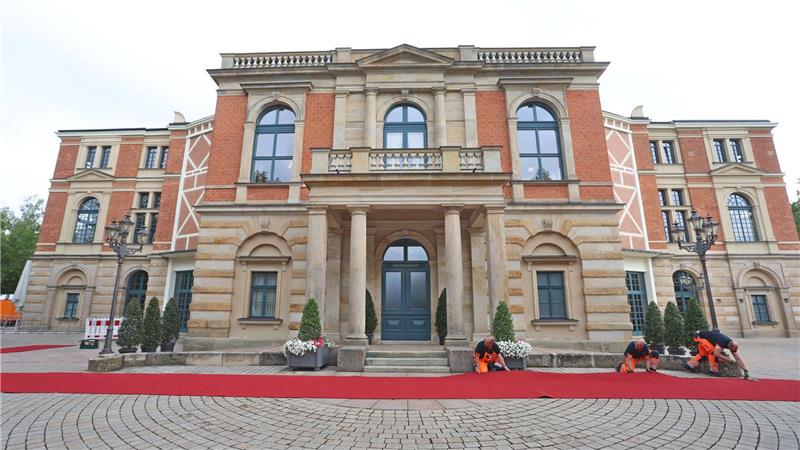 Kanzler Merz will Wagner-Festspiele in Bayreuth besuchen Traditionell wird zum Festspiel-Auftakt der rote Teppich für die Prominenz ausgerollt. (Archivbild)