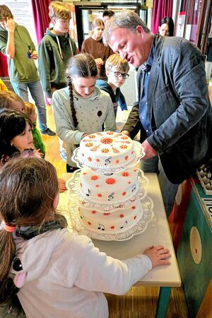 Traditionell wird zum Telemann-Geburtstag eine große Torte serviert.