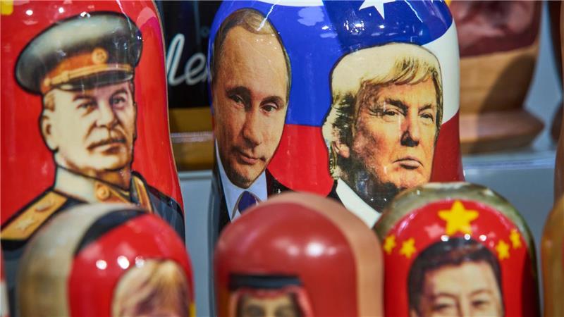 Bilder des Tages Traditionelle russische Holzpuppen, genannt Matrjoschka, die den sowjetischen Führer Josef Stalin (l-r), den russischen Präsidenten Wladimir Putin und den US-Präsidenten Donald Trump darstellen, werden in einem Souvenirladen in Moskau zum Verkauf angeboten.