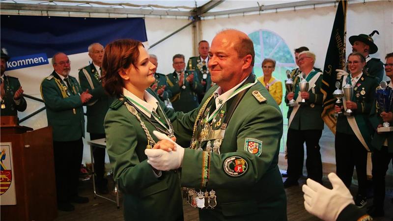 Traditionsgemäß präsentiert sich das St. Andreasberger Königspaar beim Tanz: Ingolf Neuse und Vanessa Bittner.