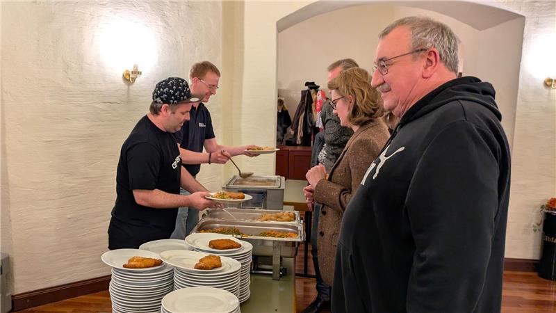 SPD-Neujahrsempfang in Bad Harzburg: 2026 bringt Herausforderungen Traditionsgemäß tragen die SPD-Mitglieder ihren Gästen das Essen von der Ausgabe an den Tisch.