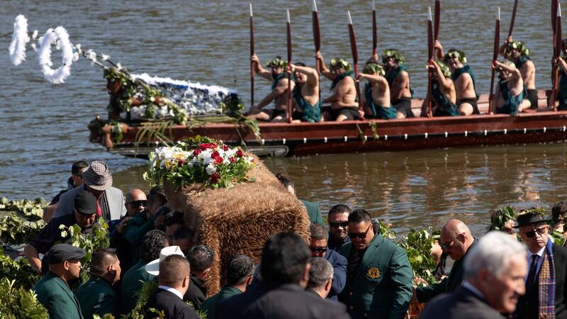 Maori-König Tuheitia beigesetzt - Tochter neue Monarchin Träger brachten den Sarg auf den heiligen Taupiri Mountain.