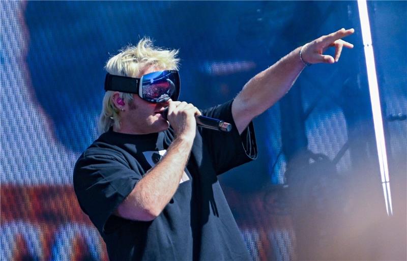 Wie der Vokuhila ein Comeback feiert Trägt auch einen Vokuhila: der Rapper Ski Aggu (Archivbild).