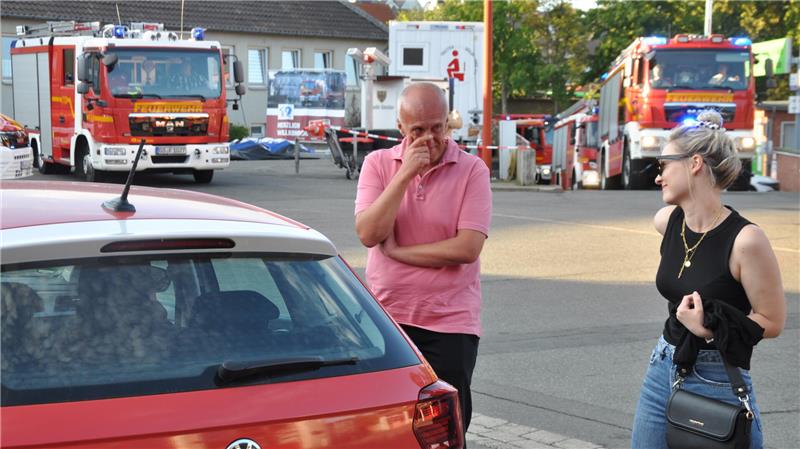 Goslar-Abschied mit voller Feuerwehr-Flotte und ein paar Tränchen Tränchen durch Tropfen? Goslars Ex-Ortsbrandmeister Udo Löprich, der jetzt oberster Feuerwehrmann im Kreis ist, ist gerührt, als ihm beim Abholen alle Fahrzeuge folgen.