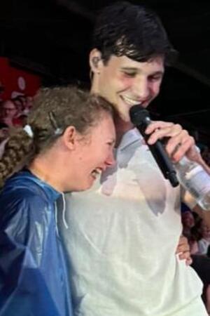 Tränen der Freude: Als Wincent Weiss auf der Tribüne singt, gelingt manchen sogar eine Umarmung.