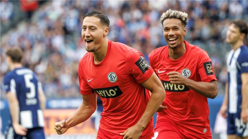 Elversberg springt auf Rang zwei und verschärft Hertha-Krise Traf doppelt für Elversberg: Younes Ebnoutalib (l).