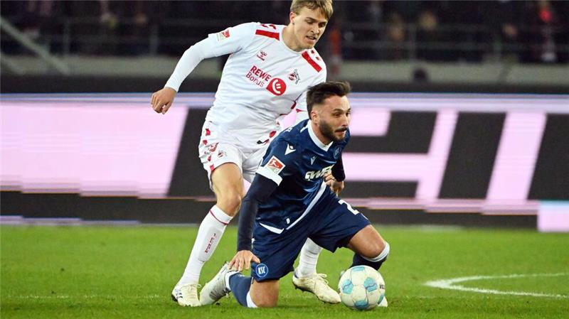Kurioses Eigentor: Nächster Kölner Rückschlag beim KSC Traf entscheidend ins eigene Tor: Kölns Kapitän Timo Hübers (l.).