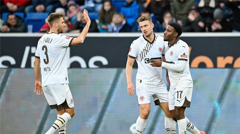 Jubel bei Kiez-Kickern: St. Pauli besiegt Hoffenheim Traf für den Aufsteiger aus Hamburg: Oladapo Afolayan (r).
