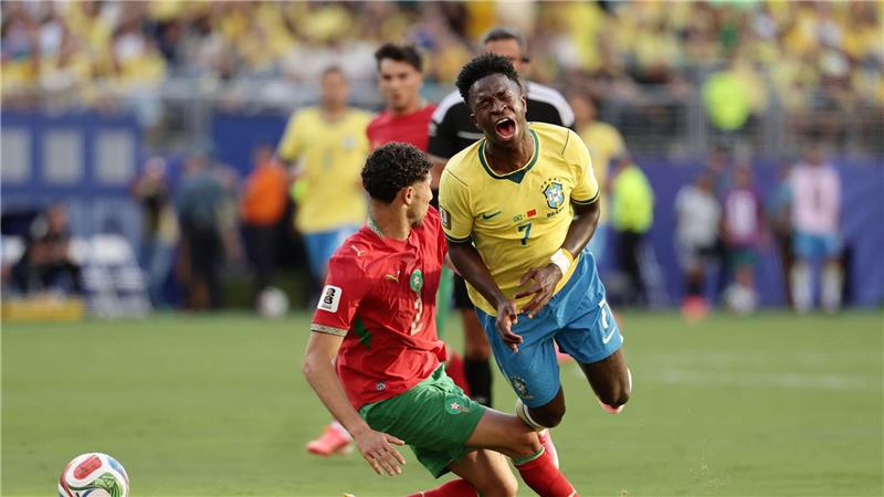 Traf sehenswert, musste aber auch einstecken: Brasiliens Vinícius Júnior (r.).
