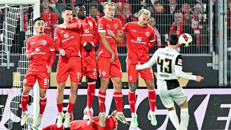Nach Pokal-Frust: Elversberg düpiert Mainz Traf zur frühen Führung: Felix Keidel.