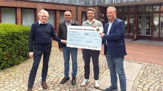 Trafen sich in Goslar zur symbolischen Übergabe (v.l.): Stefan Scheele, stellvertretender Landrat des Landkreises Goslar, Dr. med. Klaus-Dieter John, Gründer des Armenhospitals in Peru, Lions-Mitglied und Unternehmer Dominik Werner, sowie Ralf Nehmzow, Asklepios-Sprecher Region Harz