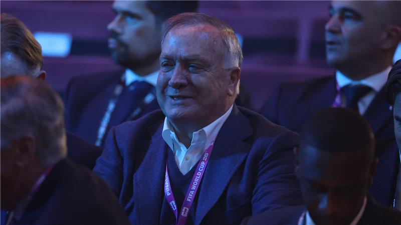 Trainer Advocaat verfolgt die WM-Auslosung. 